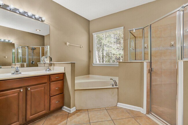 Building Photo - Great 4 bedroom/ 3 bathroom home in St Johns Golf and Country club for rent!