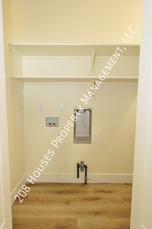 Building Photo - Immaculate Apartment *75% Off First Months...