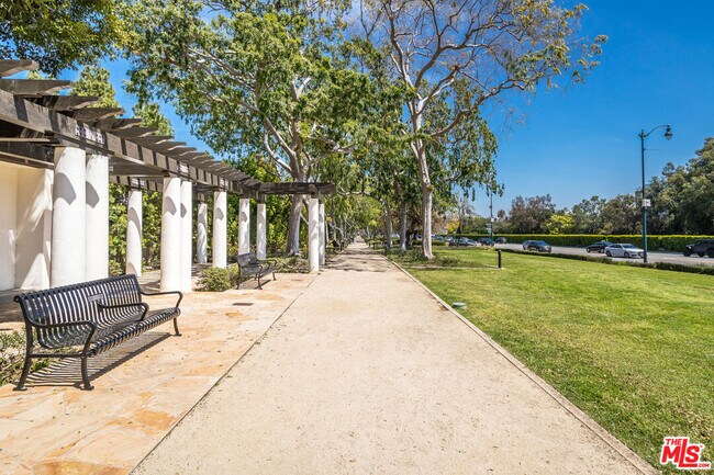 Building Photo - 604 Alta Dr