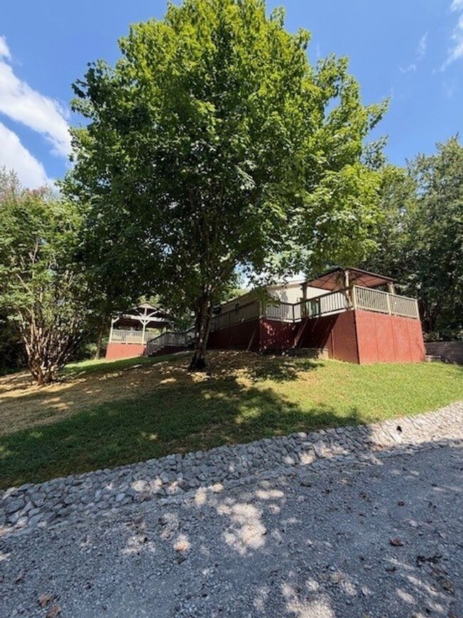 Building Photo - Available Now Spacious 3 Bedroom Home on P...
