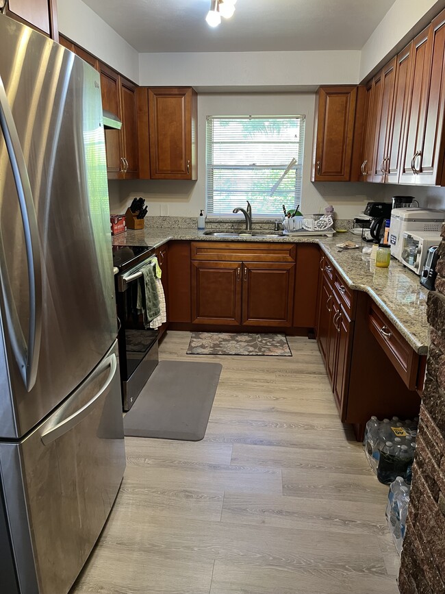Building Photo - 550 Forest Lake Dr