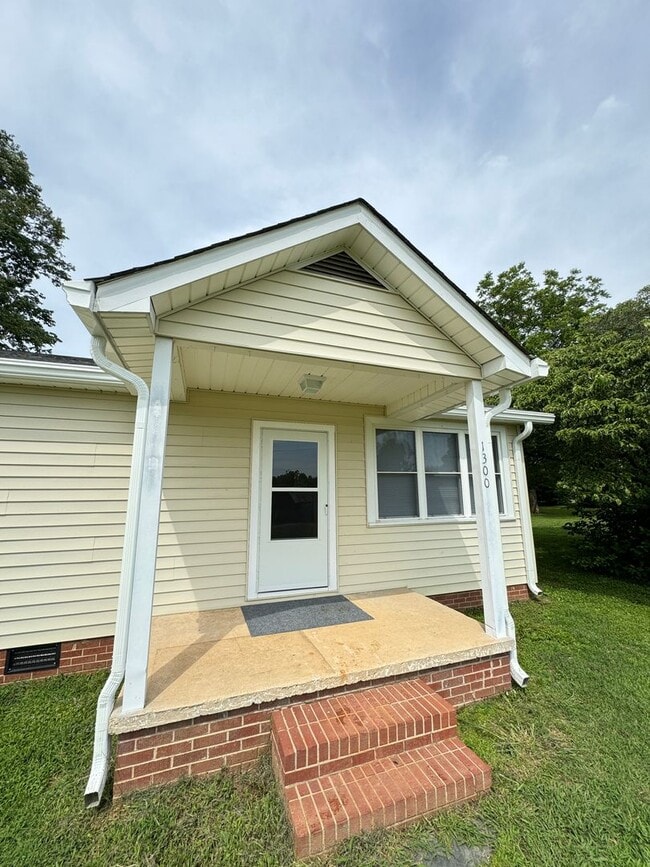 Building Photo - Charming Country Retreat – Peaceful Living...