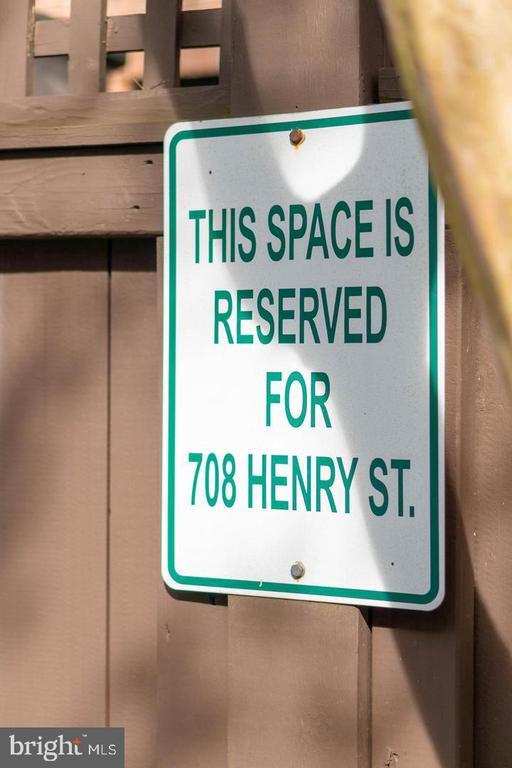 Building Photo - 708 N Henry St