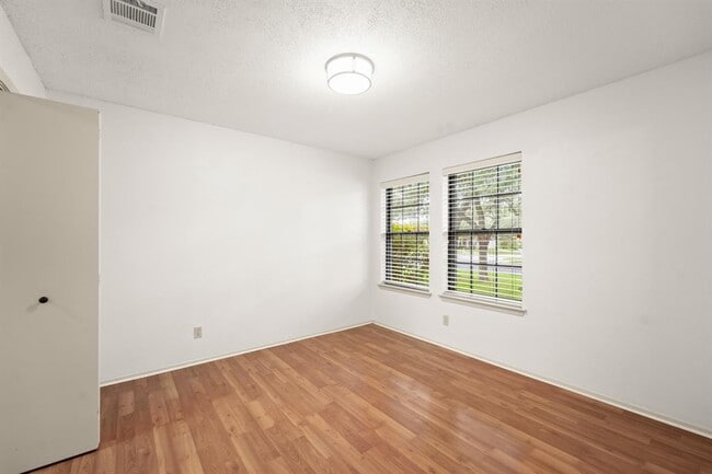 Building Photo - 6815 Side Saddle St