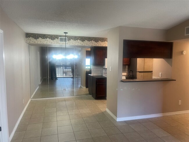 Building Photo - 17331 Red Oak Dr