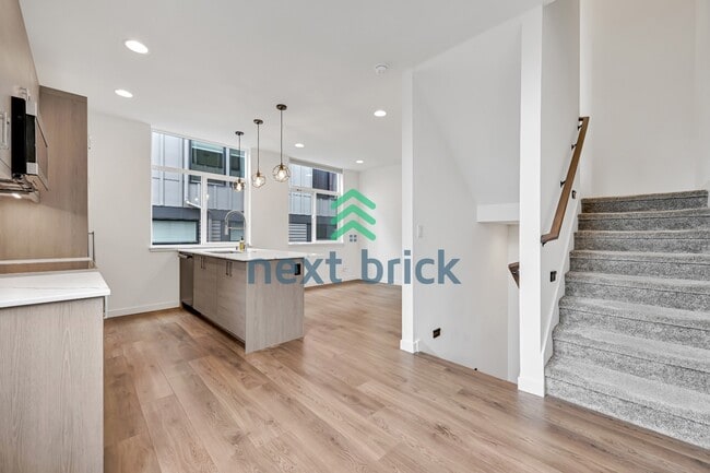 Building Photo - Charming 2-Bed, 2-Bath Townhouse Retreat in Seattle's Vibrant Heart – 1100 Sq Ft of Modern Living!