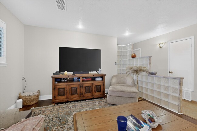 Building Photo - 6500 Martin Ct NE