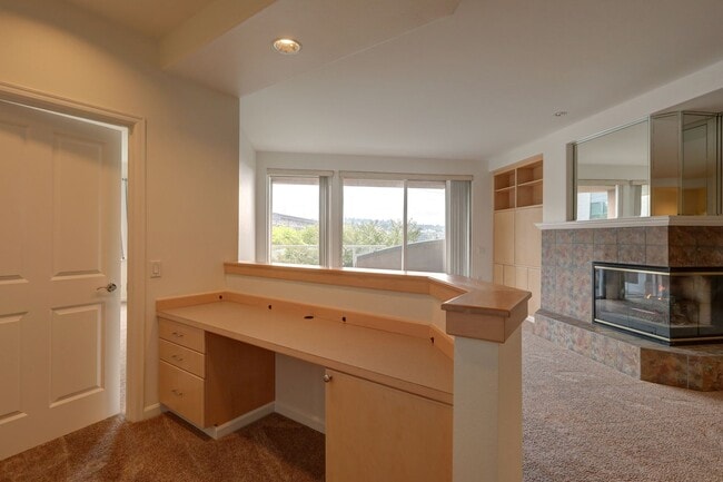 Building Photo - Large 2bd, 2ba Condo Available w/ Lake Uni...