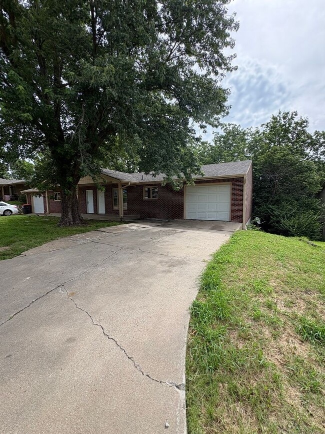 Building Photo - 828 Dondee Dr
