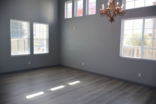 Building Photo - Spacious 5 Bedroom 3 Bath home in Harden Ranch