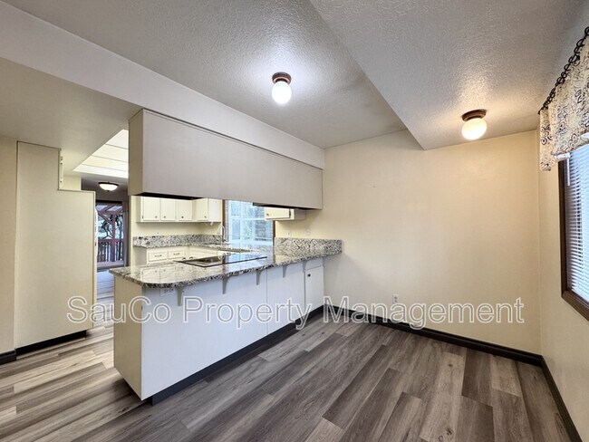 Building Photo - 324 SE 30th Ave