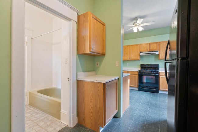Building Photo - Spacious, light-filled 3-bdrm/2-bath vinta...