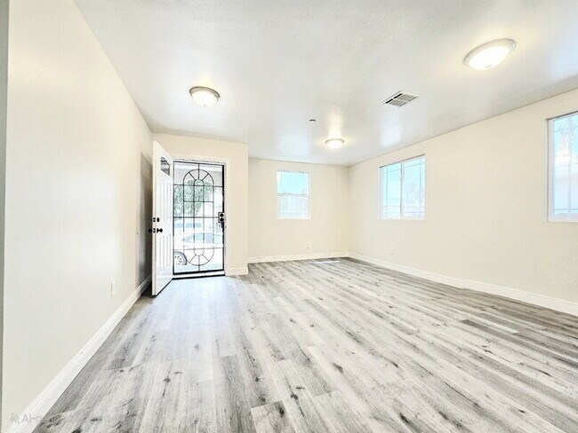 Building Photo - 321 E 103rd St