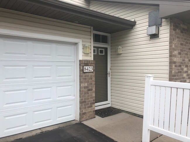 Building Photo - Beautiful 2 Bedroom Eden Prairie Town Home...