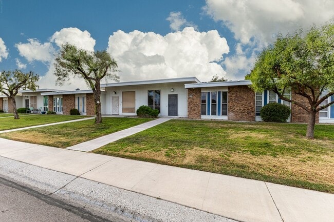 Building Photo - Updated condo in Sun City!