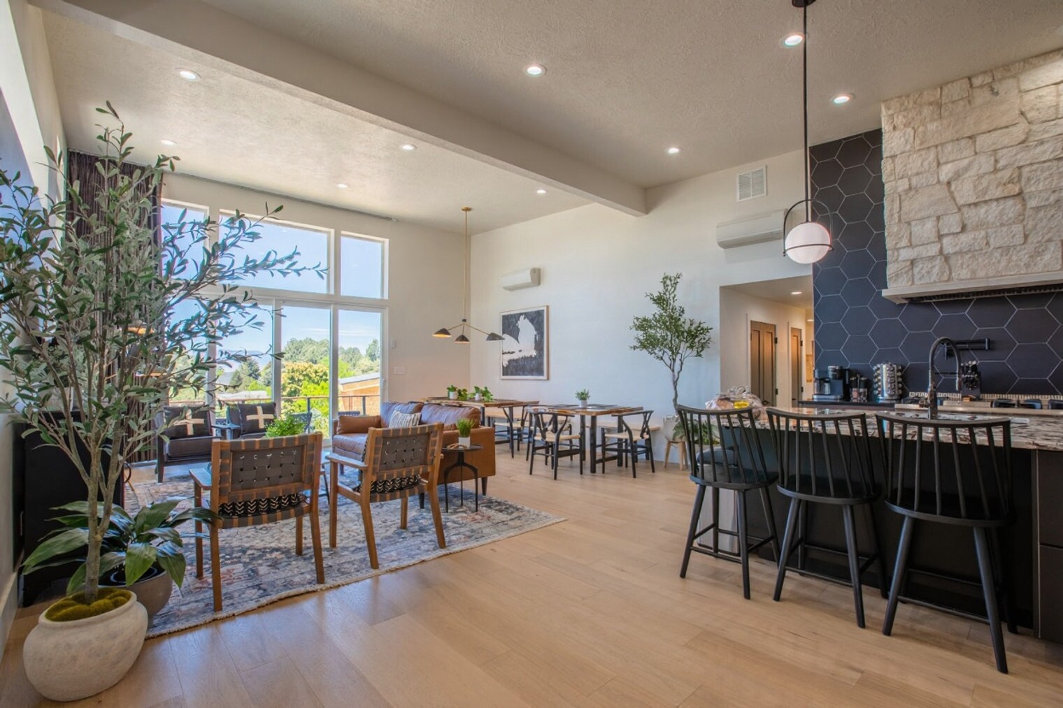 Building Photo - 160 W 1600 S