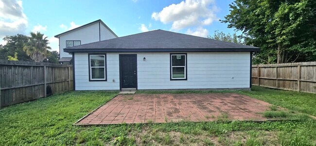 Building Photo - 834 Elkhart St