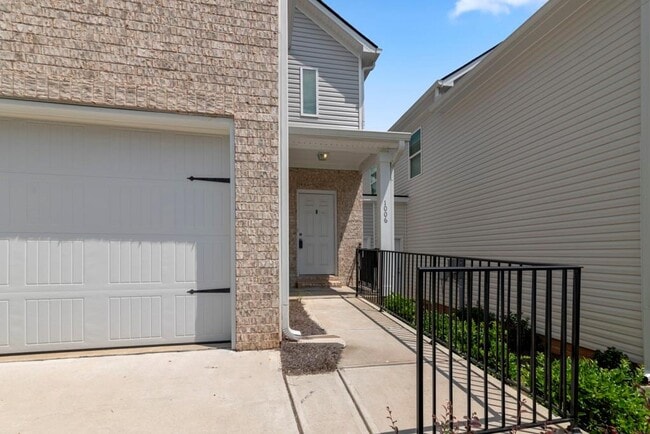 Building Photo - 1006 Valley Rock Dr