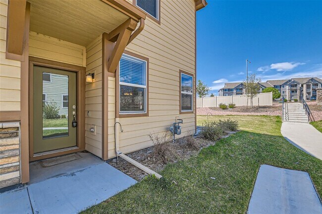 Building Photo - Modern 3BR Townhome | 2-Car Garage | Pool, Gym & Light Rail Access