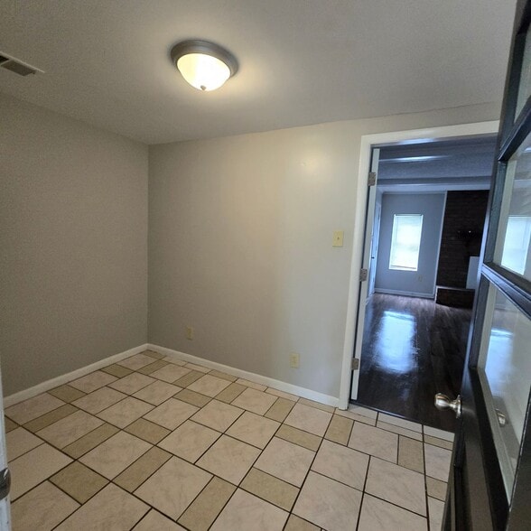 Building Photo - 1555 Staunton Dr