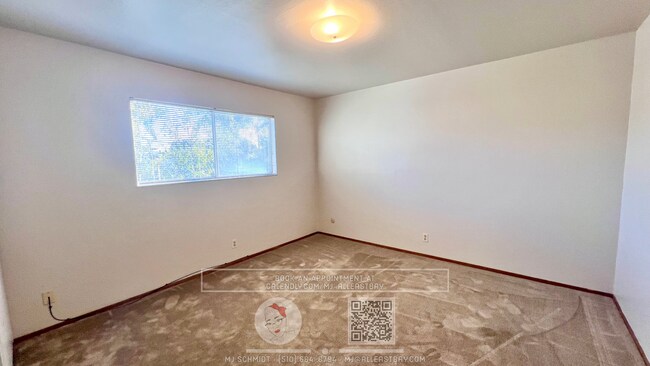 Building Photo - Spacious top floor 2 bedroom, walking dist...