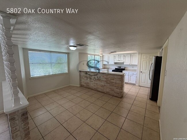 Building Photo - 5802 Oak Country Way