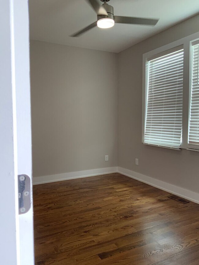 Building Photo - charming 3 bedroom, 3 bathroom home locate...