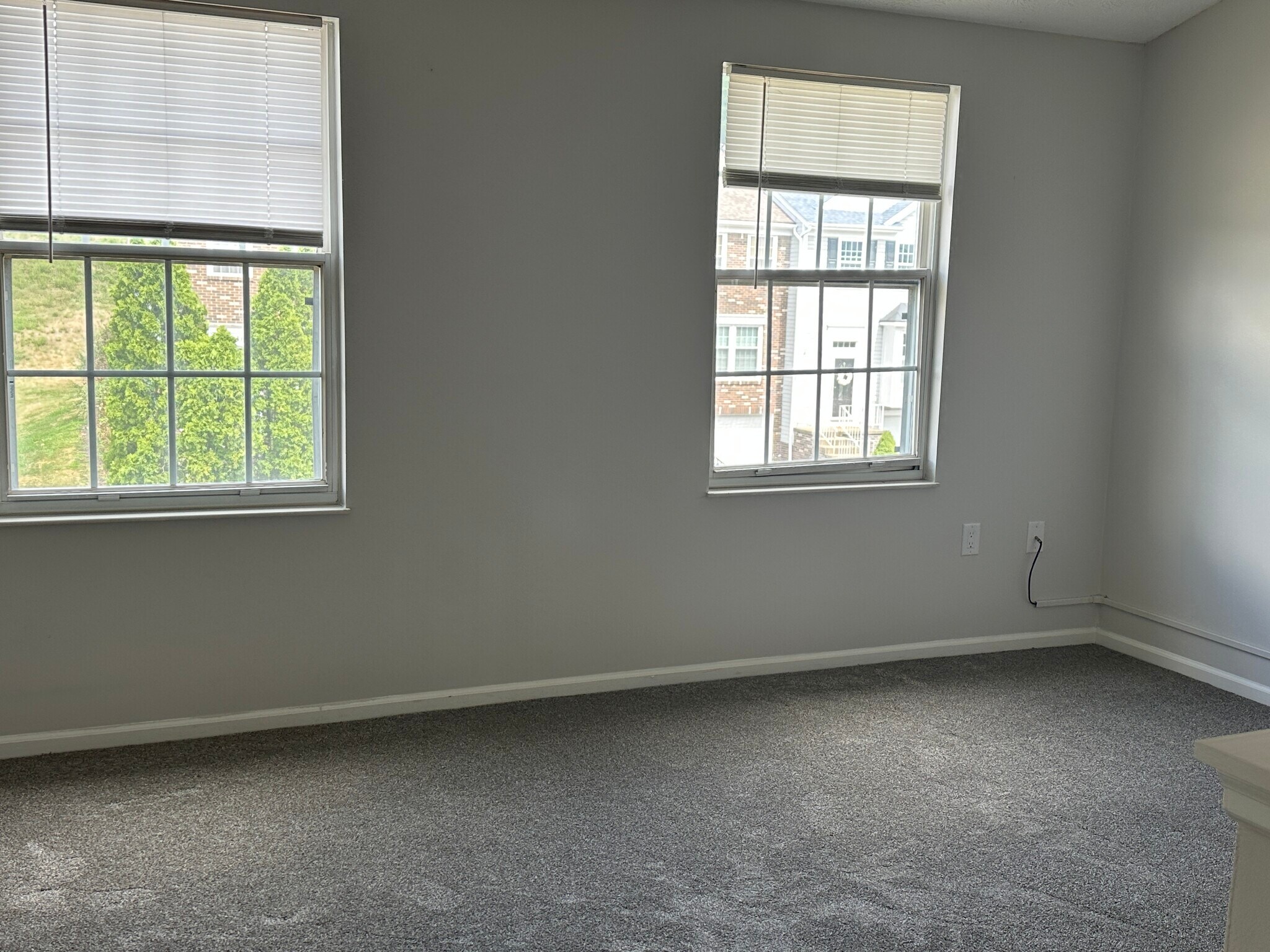 Building Photo - 5035 Hamilton Dr