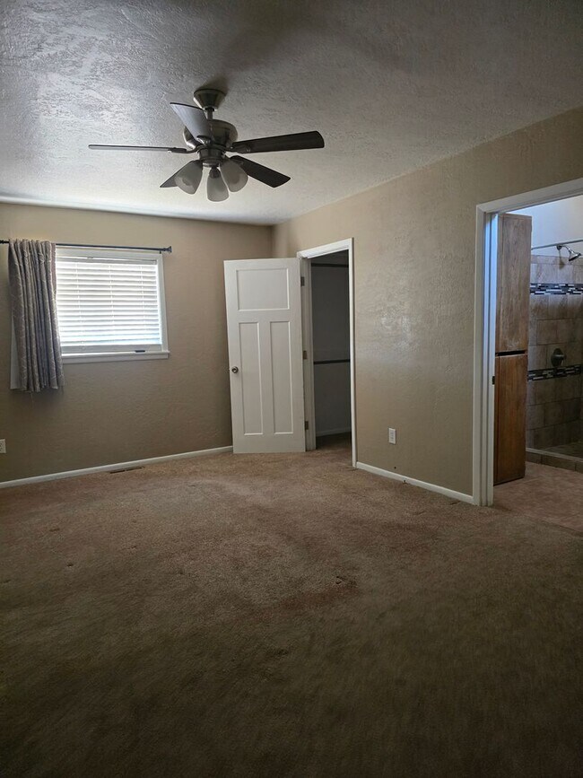Building Photo - 3 Bedroom 2 Bath Rental