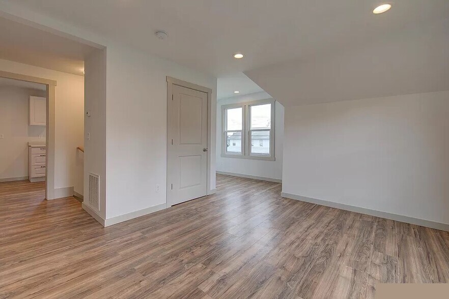 Building Photo - 1191 SE Jefferson St