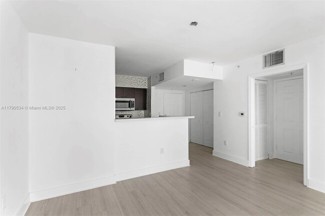 Building Photo - 1155 Brickell Bay Dr