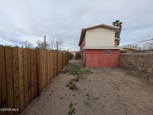 Building Photo - 709 Tays St