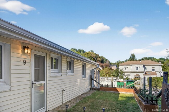 Building Photo - 9 Wickes Ln
