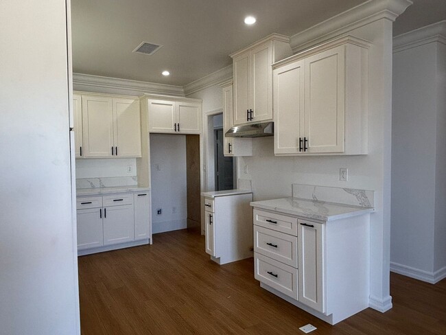 Building Photo - Beautifully Remodeled 3-Bedroom Upstairs H...