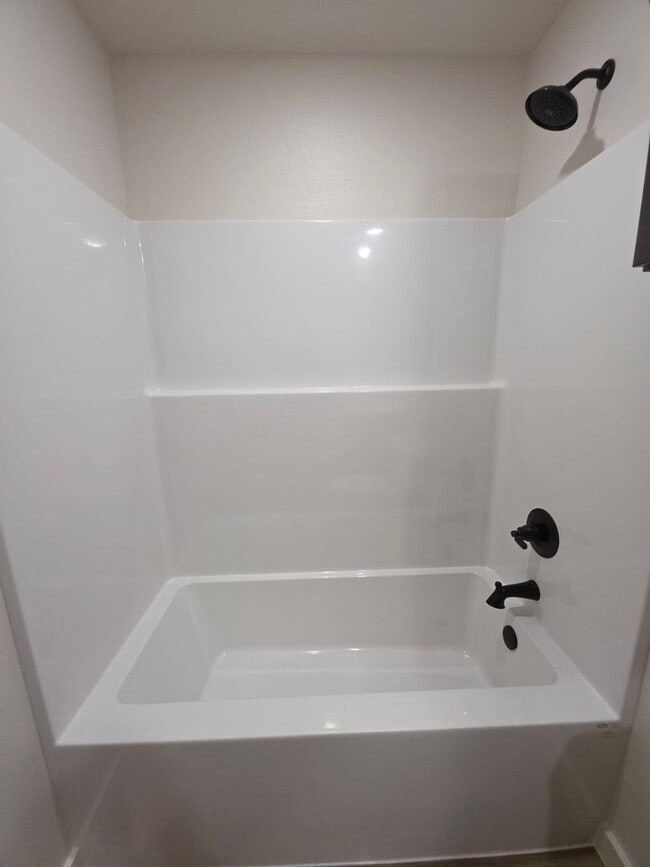 Building Photo - 703 W 12th St