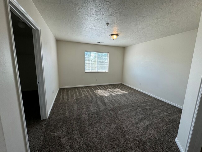 Building Photo - 3 bedroom 2 bath!! Available Now!!