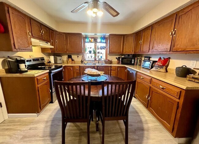 Building Photo - 806 S Walnut St