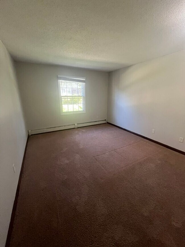 Building Photo - 2 Bedroom Unit in Hopkins