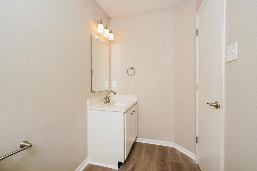 Building Photo - 1413 Broyles Dr