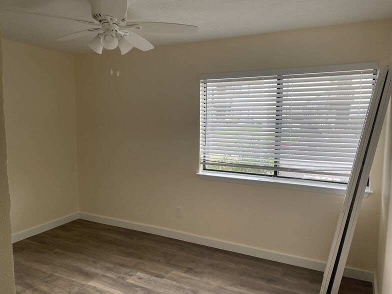 Front bedroom - 15919 Golf Club Dr