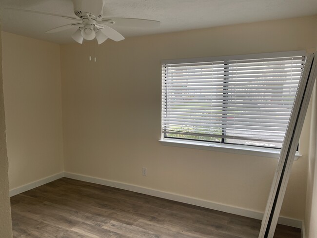 Front bedroom - 15919 Golf Club Dr