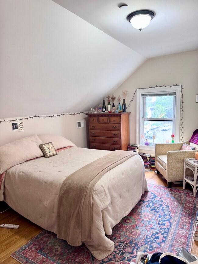 Building Photo - 171 Thorndike St