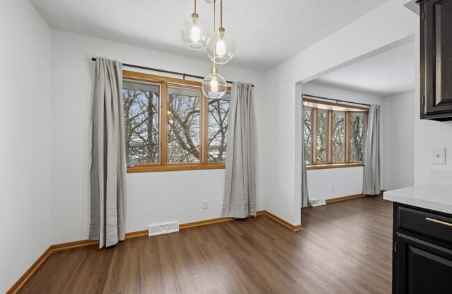 Building Photo - Nicely remodeled side by side duplex 3-Bed Home with Gleaming Hardwood Floors & New carpet in Hop...