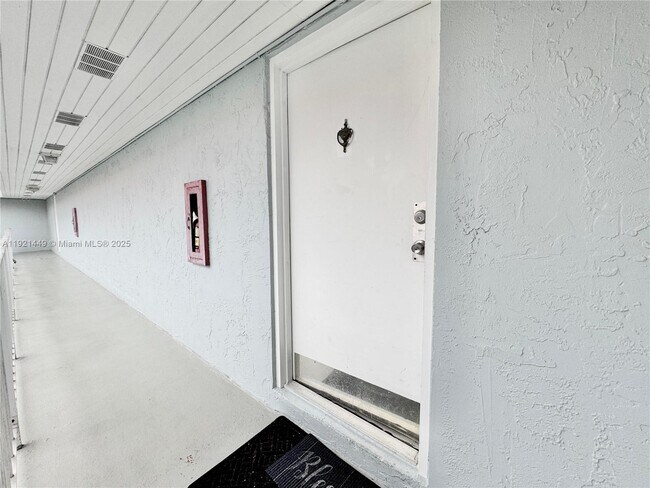 Building Photo - 505 S Pine Island Rd