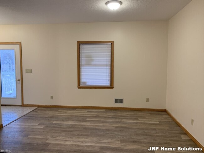 Building Photo - 2 br, 1 bath Apartment - 6400 Gillis Dr Ste A