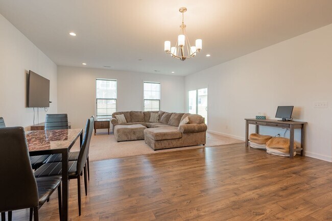 Building Photo - Modern Home with Open Floor Plan in Blacksburg