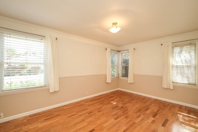 Building Photo - Great home next to Hoover Park