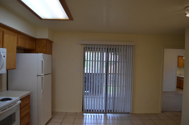 Building Photo - 912Rebecca