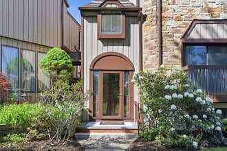 Building Photo - 15 Delbarton Ct