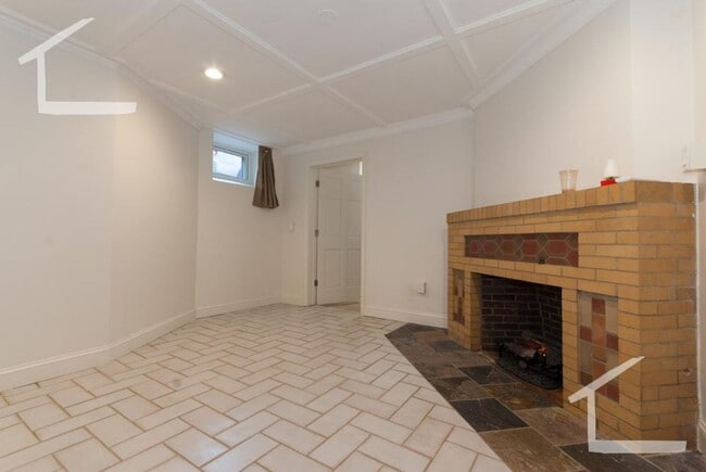 Building Photo - 35 Bentley St